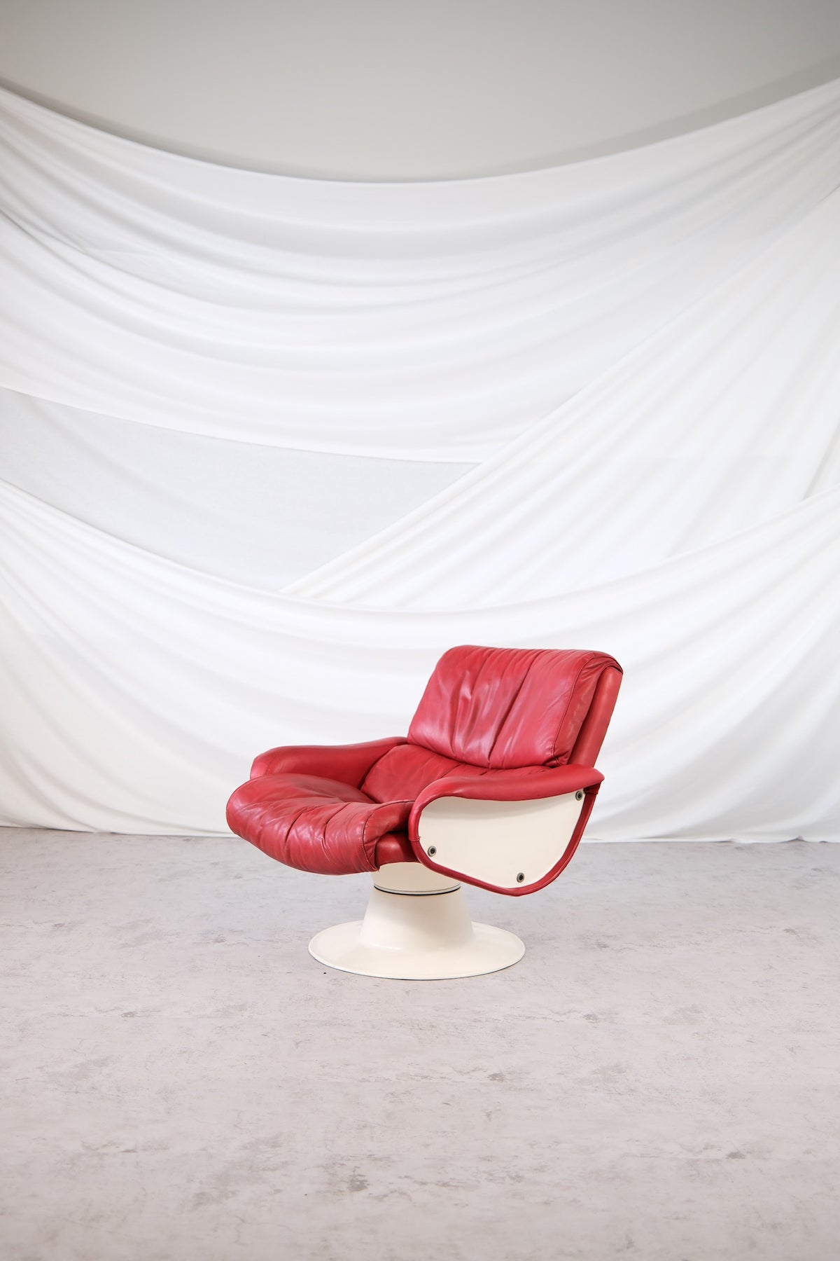 Yrjö Kukkapuro Saturnus, Red Leather