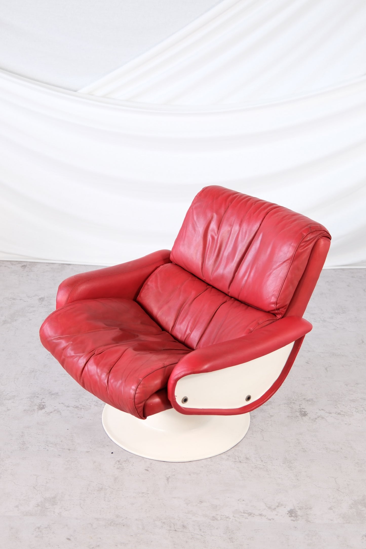 Yrjö Kukkapuro Saturnus, Red Leather