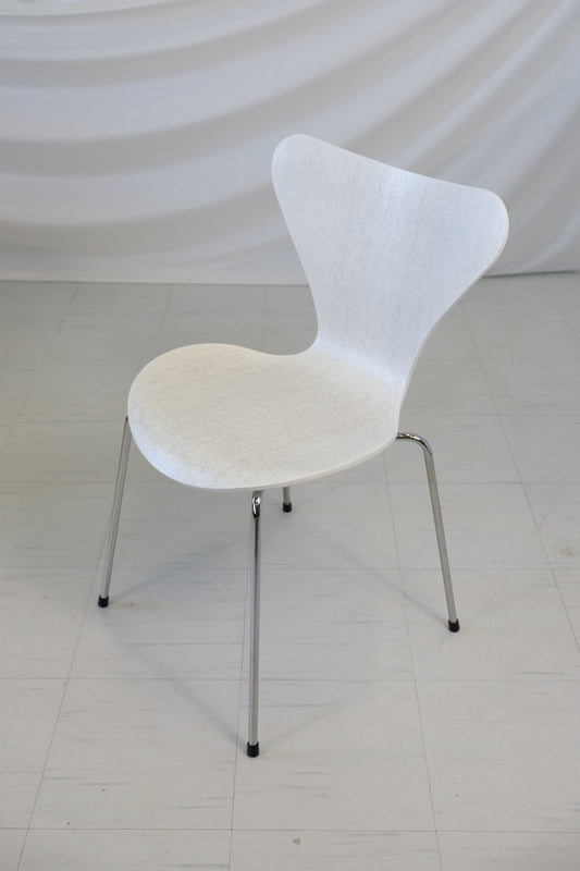 Arne Jacobsen for Fritz Hansen Model 3107 Seven (set of three)