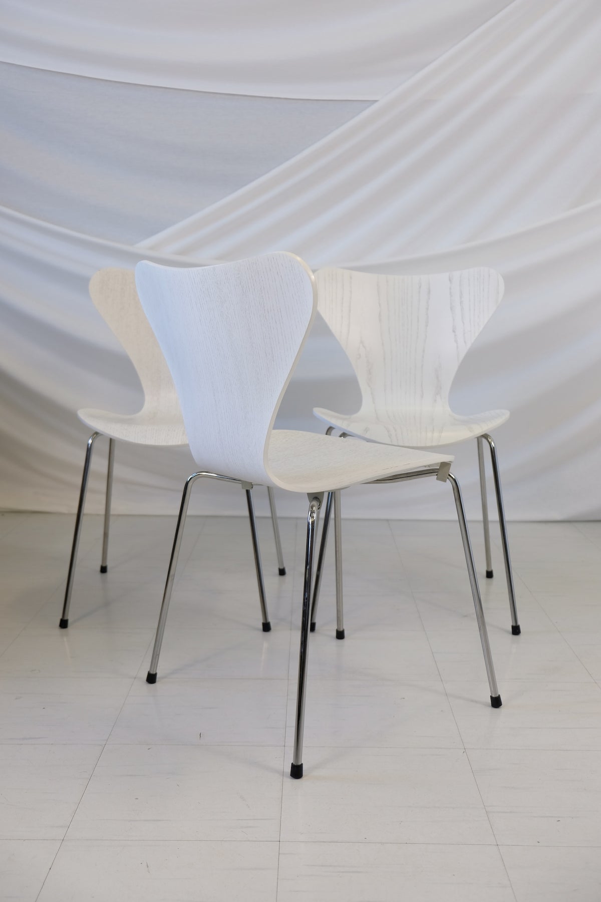 Arne Jacobsen for Fritz Hansen Model 3107 Seven (set of three)