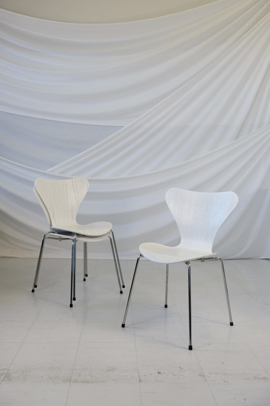 Arne Jacobsen for Fritz Hansen Model 3107 Seven (set of three)