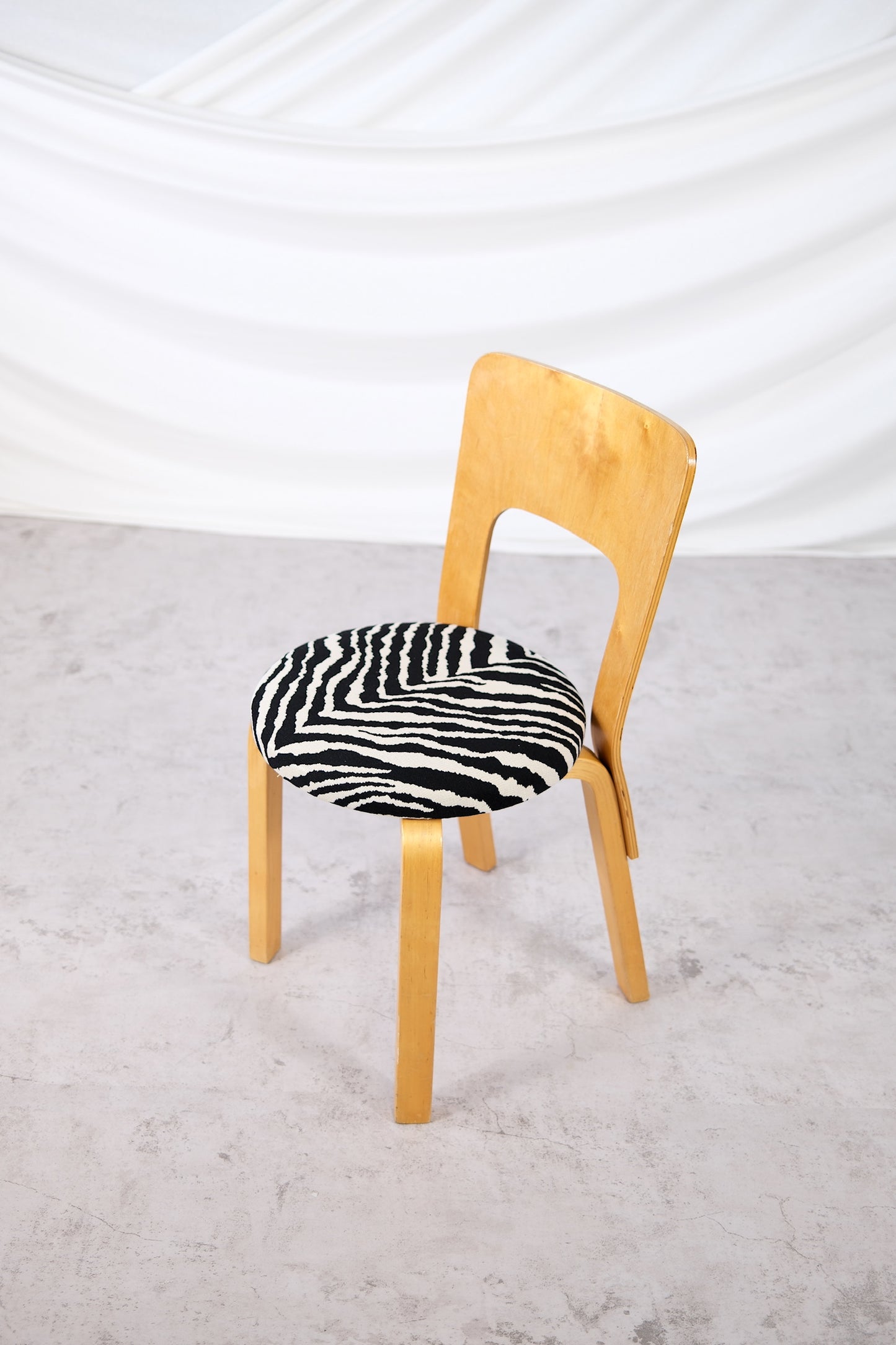 Alvar Aalto Artek 66 -tuolit, Zebra-verhoilu