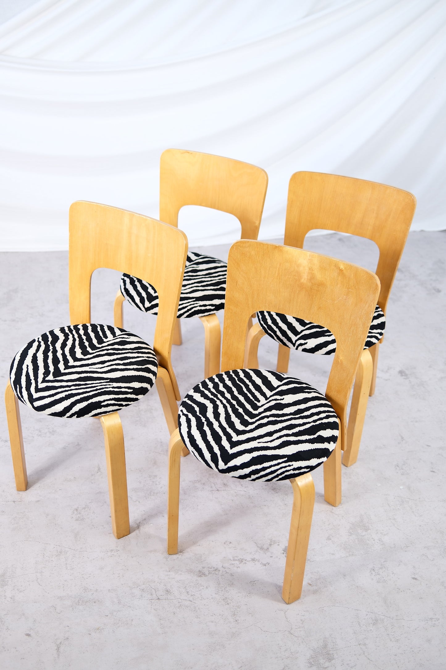 Alvar Aalto Artek 66 -tuolit, Zebra-verhoilu