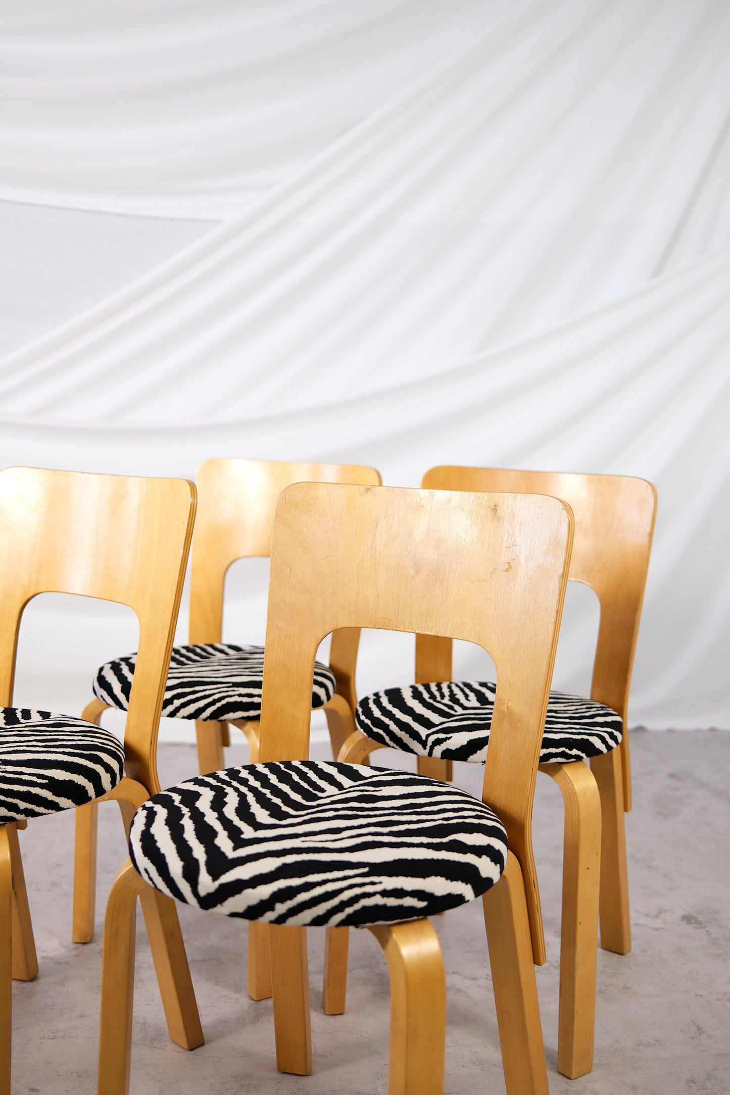 Alvar Aalto Artek 66 -tuolit, Zebra-verhoilu