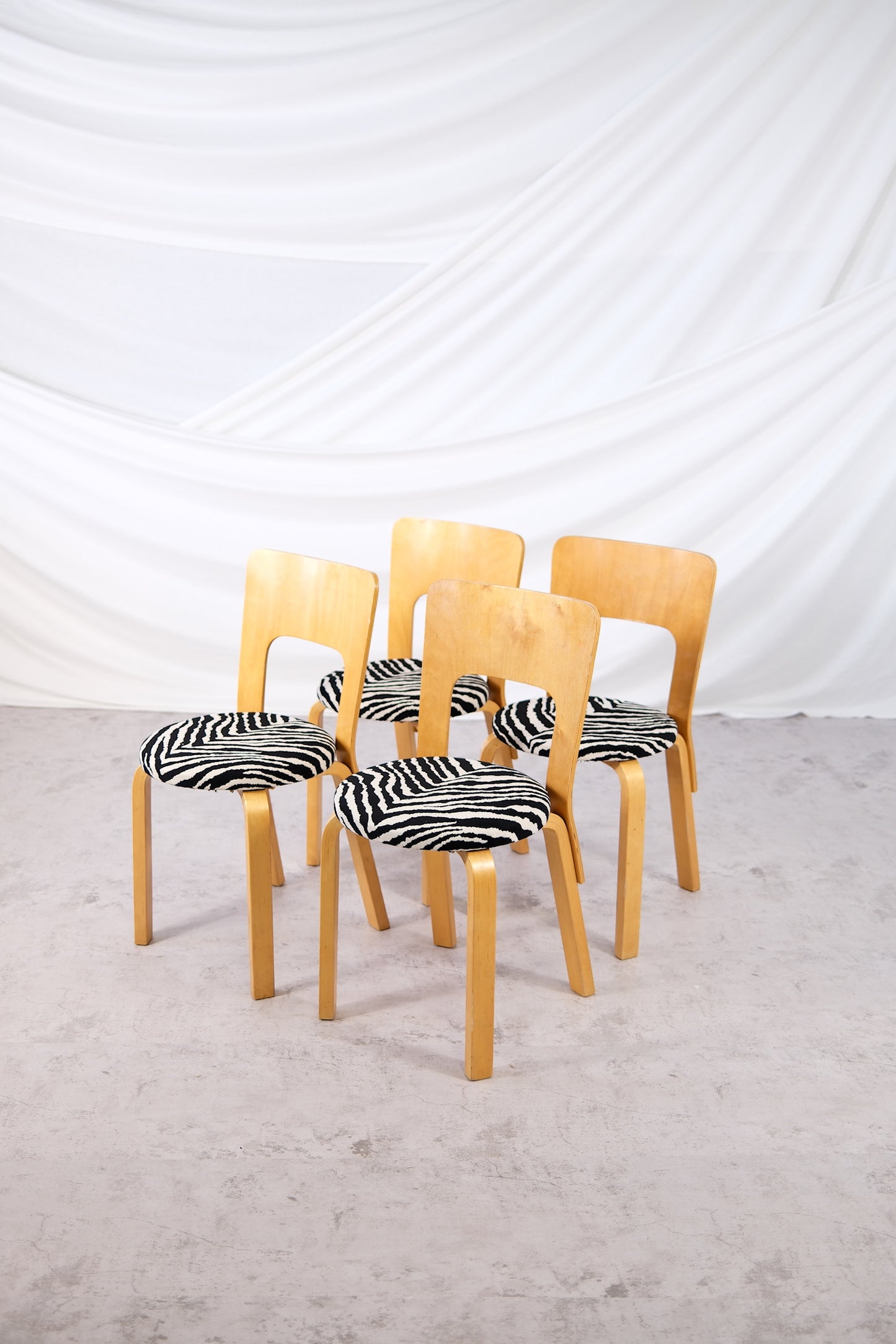Alvar Aalto Artek 66 -tuolit, Zebra-verhoilu