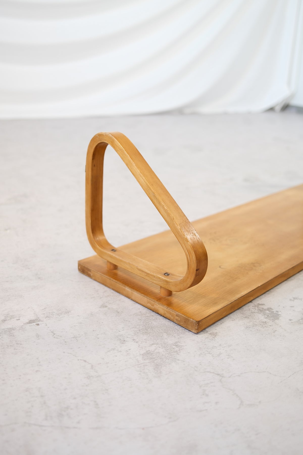 Alvar Aalto -seinähylly tapeilla, varhainen hunajapatina, 1930-luku