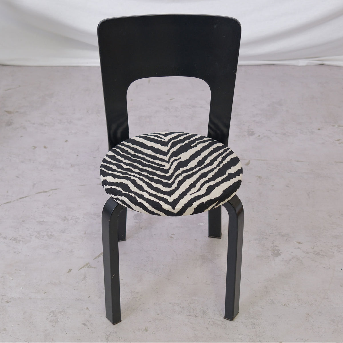 Alvar Aalto 66 -tuolit, musta, Zebra-verhoilu, 6 kpl