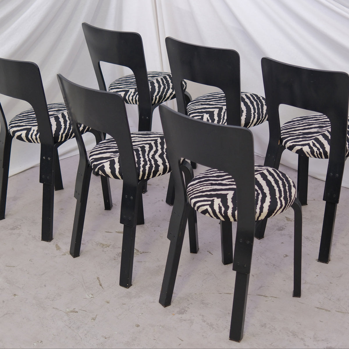 Alvar Aalto 66 -tuolit, musta, Zebra-verhoilu, 6 kpl