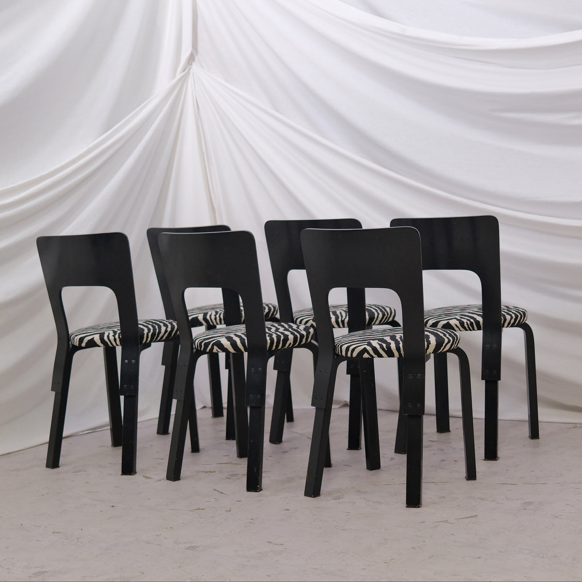 Alvar Aalto 66 -tuolit, musta, Zebra-verhoilu, 6 kpl
