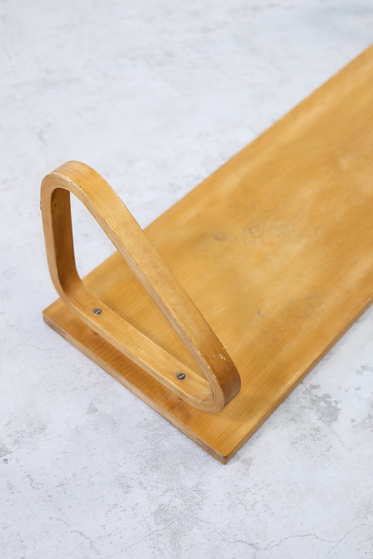 Alvar Aalto -seinähylly tapeilla, varhainen hunajapatina, 1930-luku