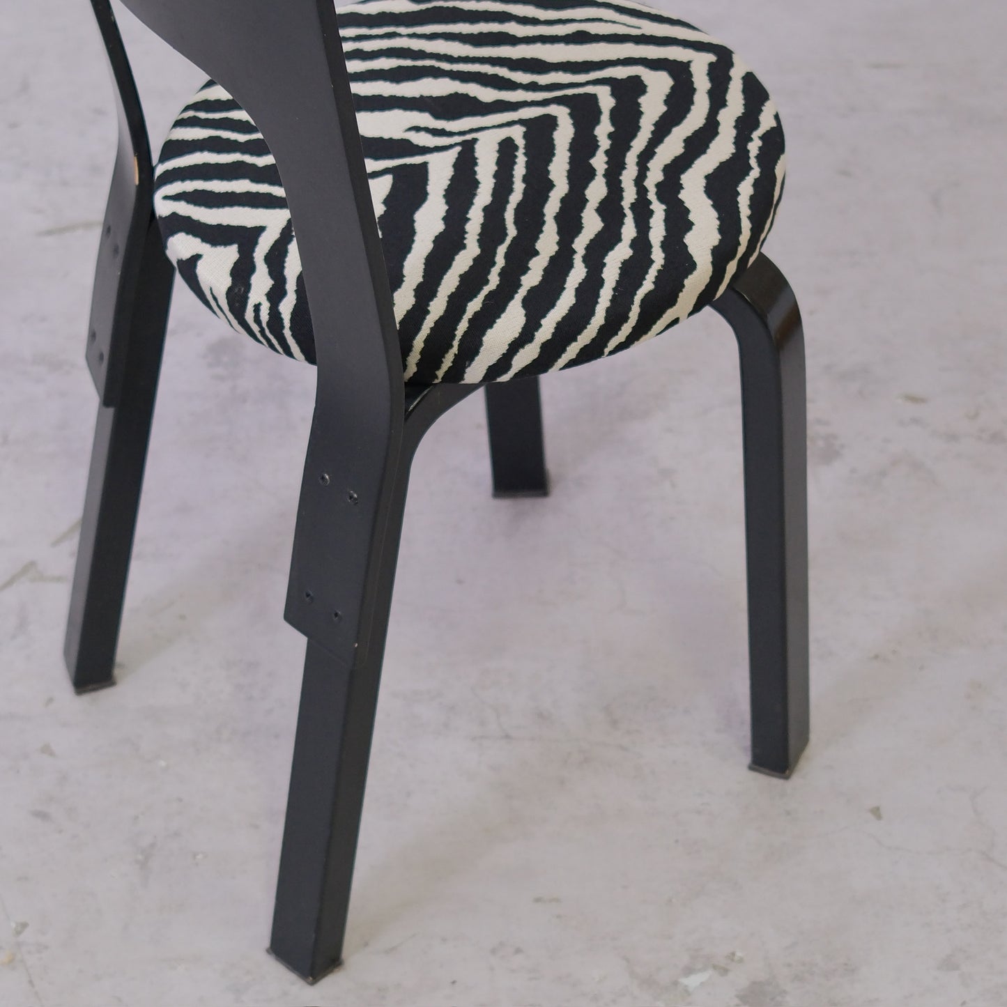 Alvar Aalto 66 -tuolit, musta, Zebra-verhoilu, 6 kpl