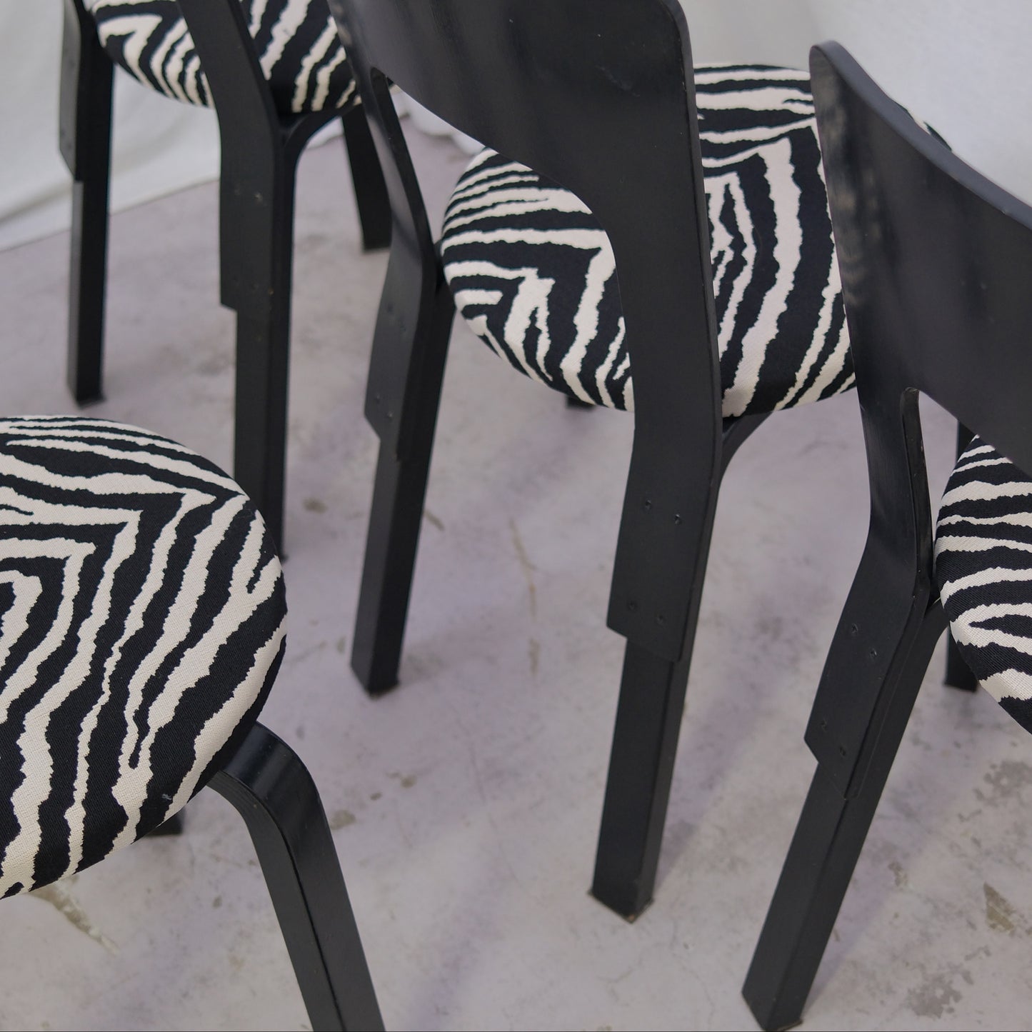 Alvar Aalto 66 -tuolit, musta, Zebra-verhoilu, 6 kpl