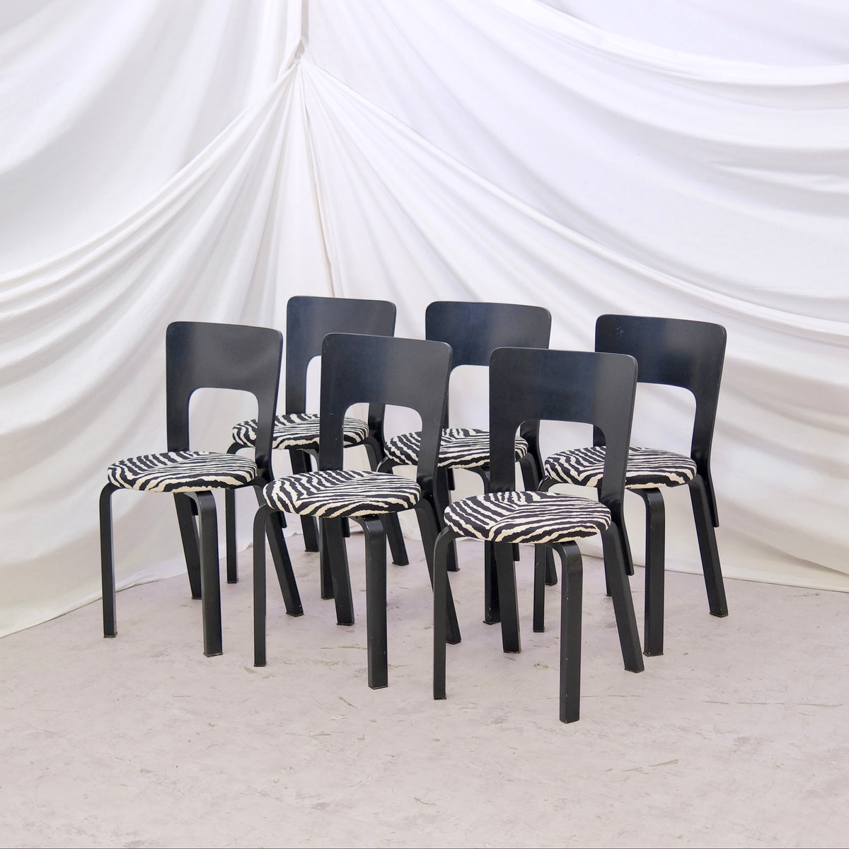 Alvar Aalto 66 -tuolit, musta, Zebra-verhoilu, 6 kpl