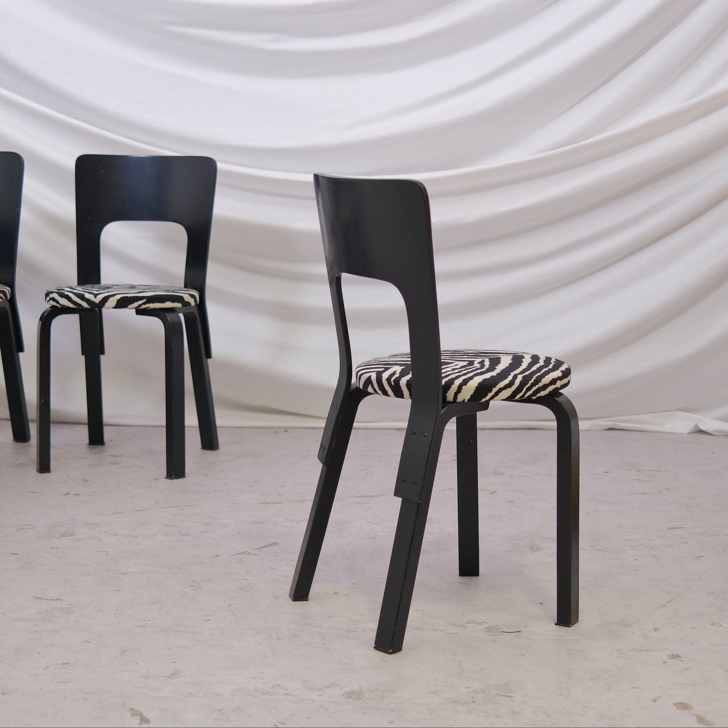 Alvar Aalto 66 -tuolit, musta, Zebra-verhoilu, 6 kpl