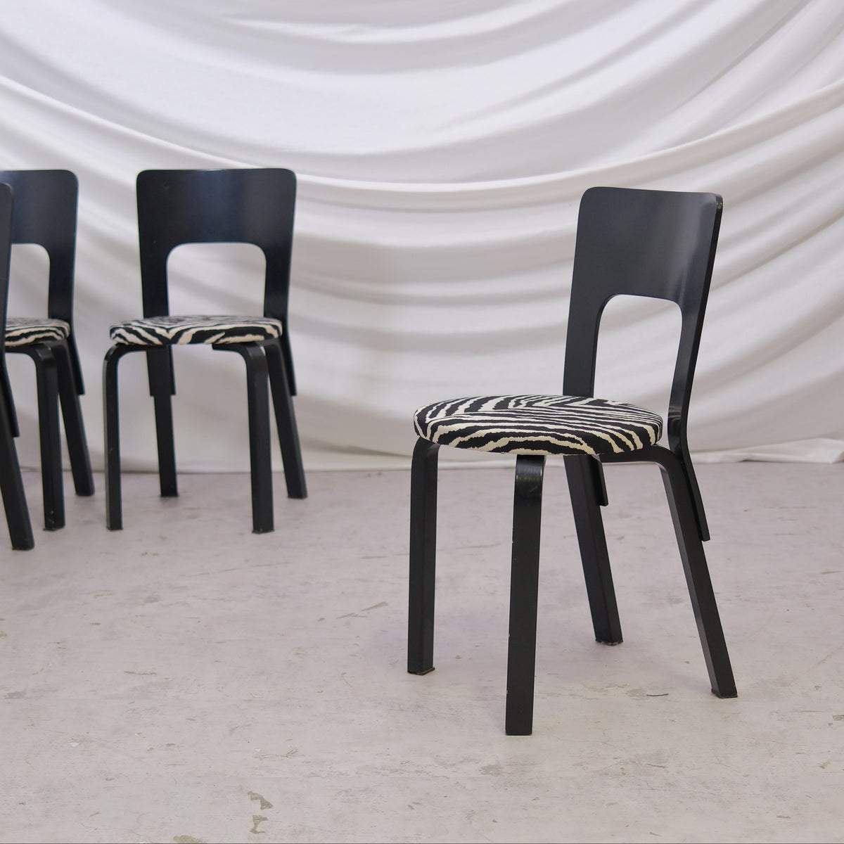 Alvar Aalto 66 -tuolit, musta, Zebra-verhoilu, 6 kpl