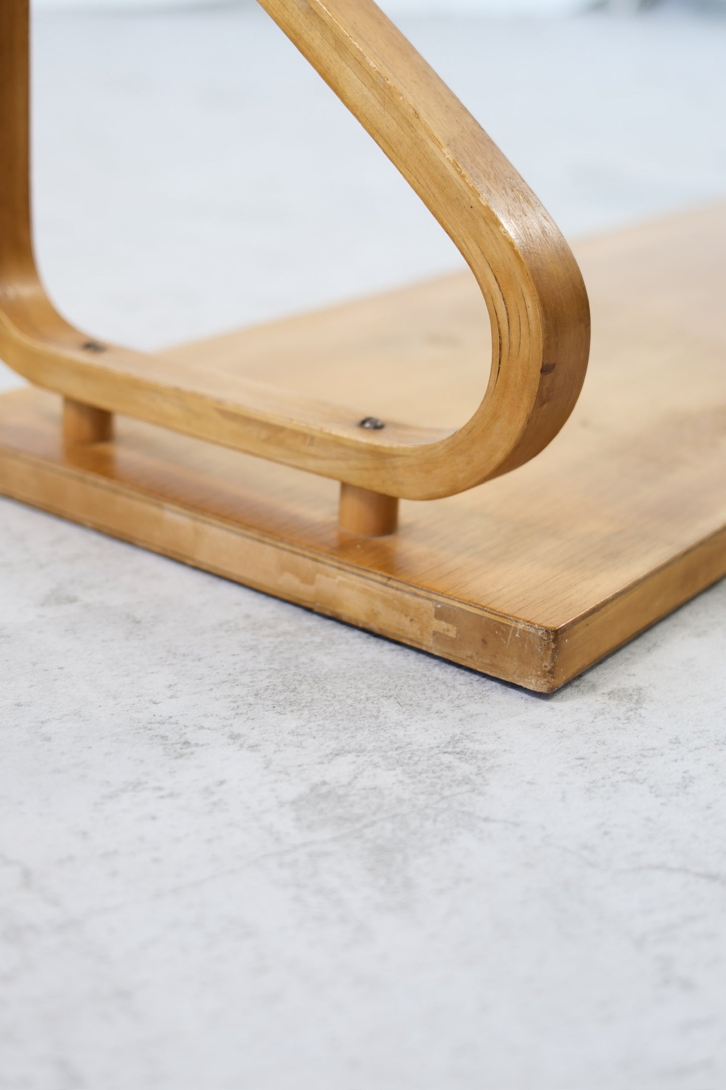 Alvar Aalto -seinähylly tapeilla, varhainen hunajapatina, 1930-luku
