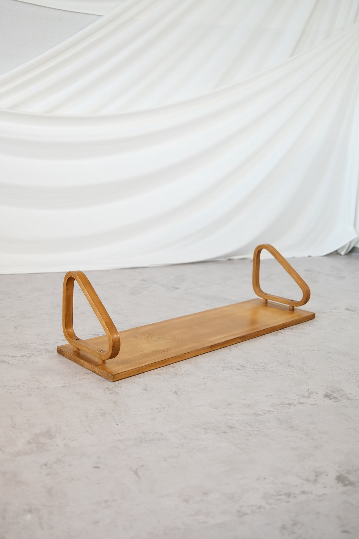 Rare Alvar Aalto 1930s wall shelf with pegs, birch honey patina
Early production Aalto shelf by O.Y. Huonekalu- ja Rakennustyötehdas, Finland
Collectible Artek Aalto wall shelf, 1930s Finnish design classic
Vintage bentwood wall shelf by Alvar Aalto with patina