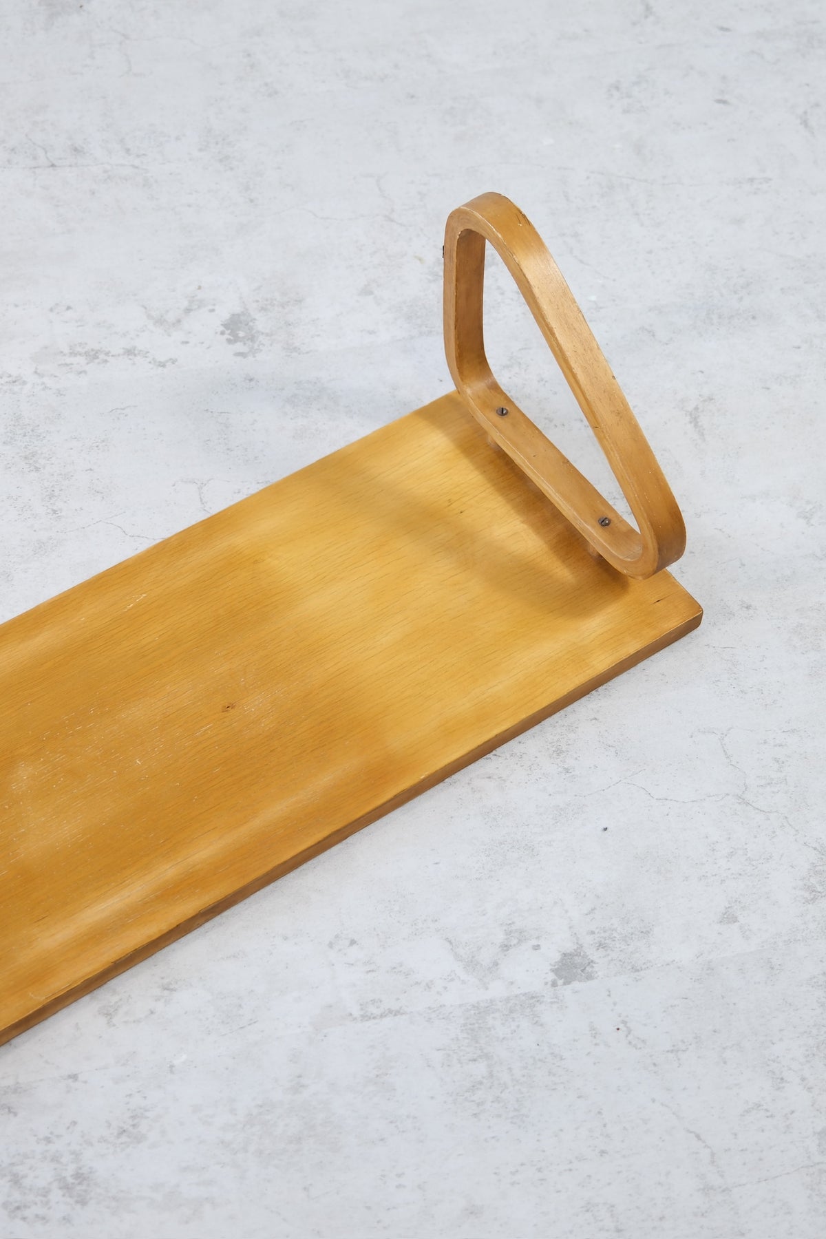 Alvar Aalto -seinähylly tapeilla, varhainen hunajapatina, 1930-luku