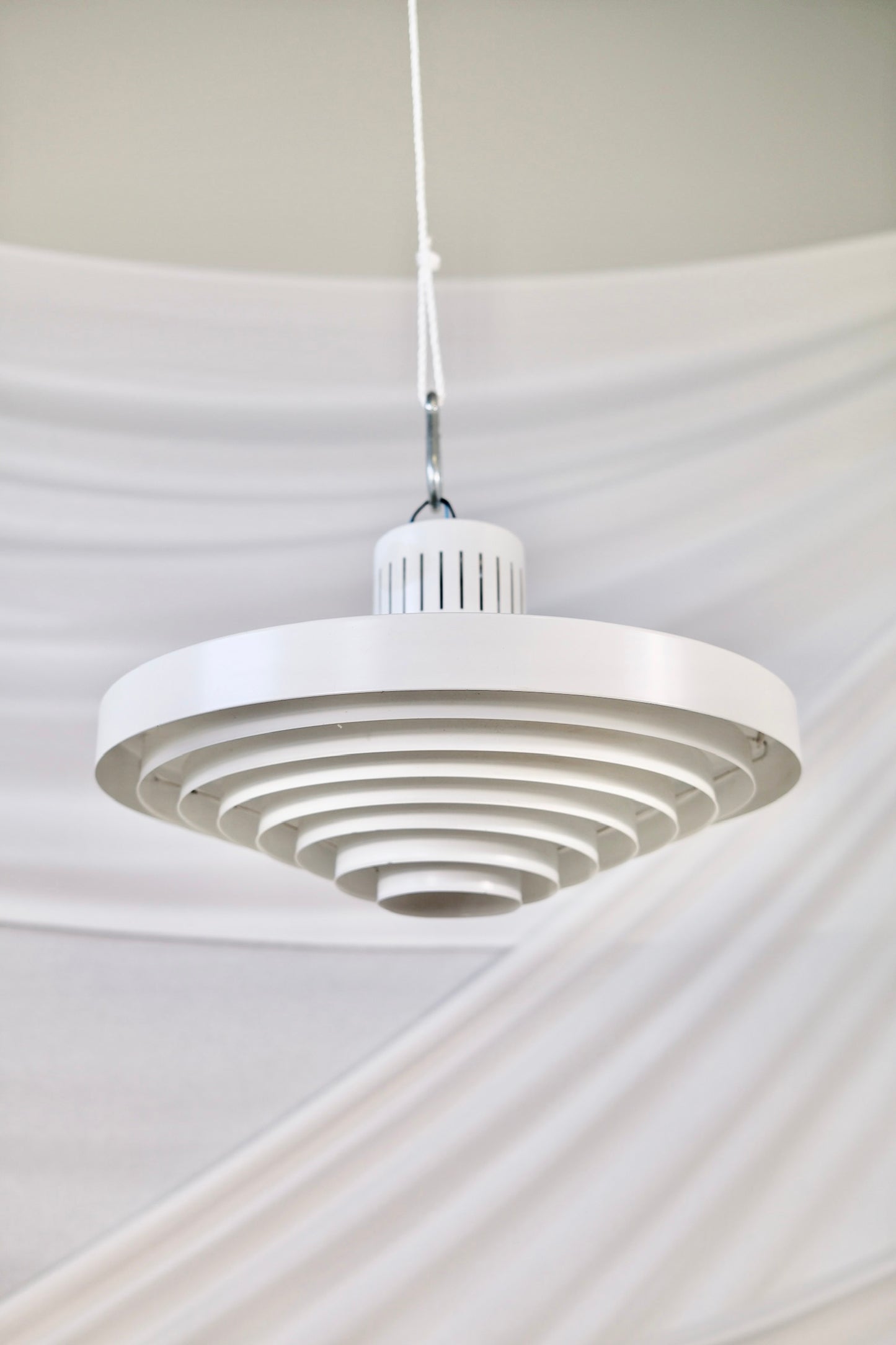 Lisa Johansson-Pape Plafond 71-149 -kattovalaisin, valmistaja Orno, 1950-luku