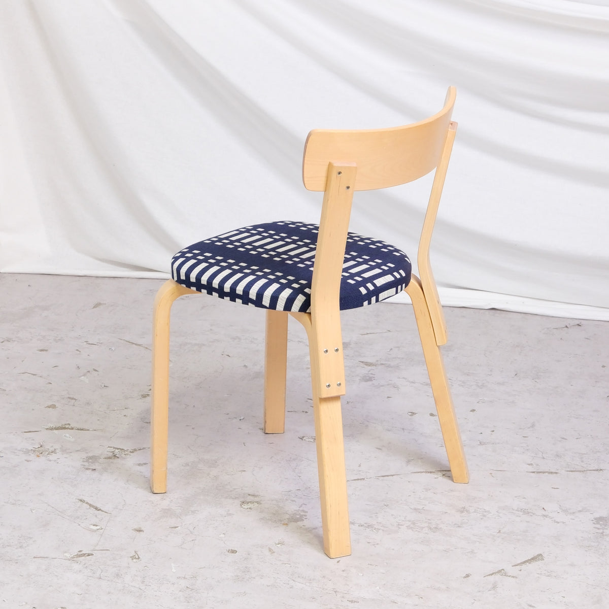 Alvar Aalto 69 -tuolisarja Johanna Gullichsen -verhoilulla