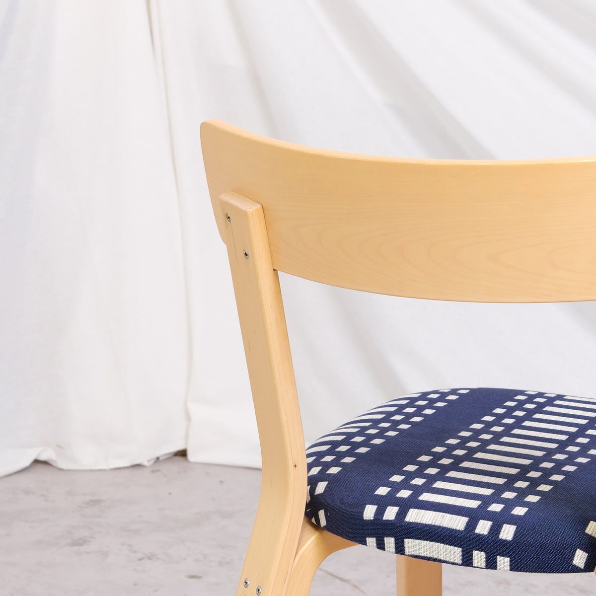 Alvar Aalto 69 -tuolisarja Johanna Gullichsen -verhoilulla