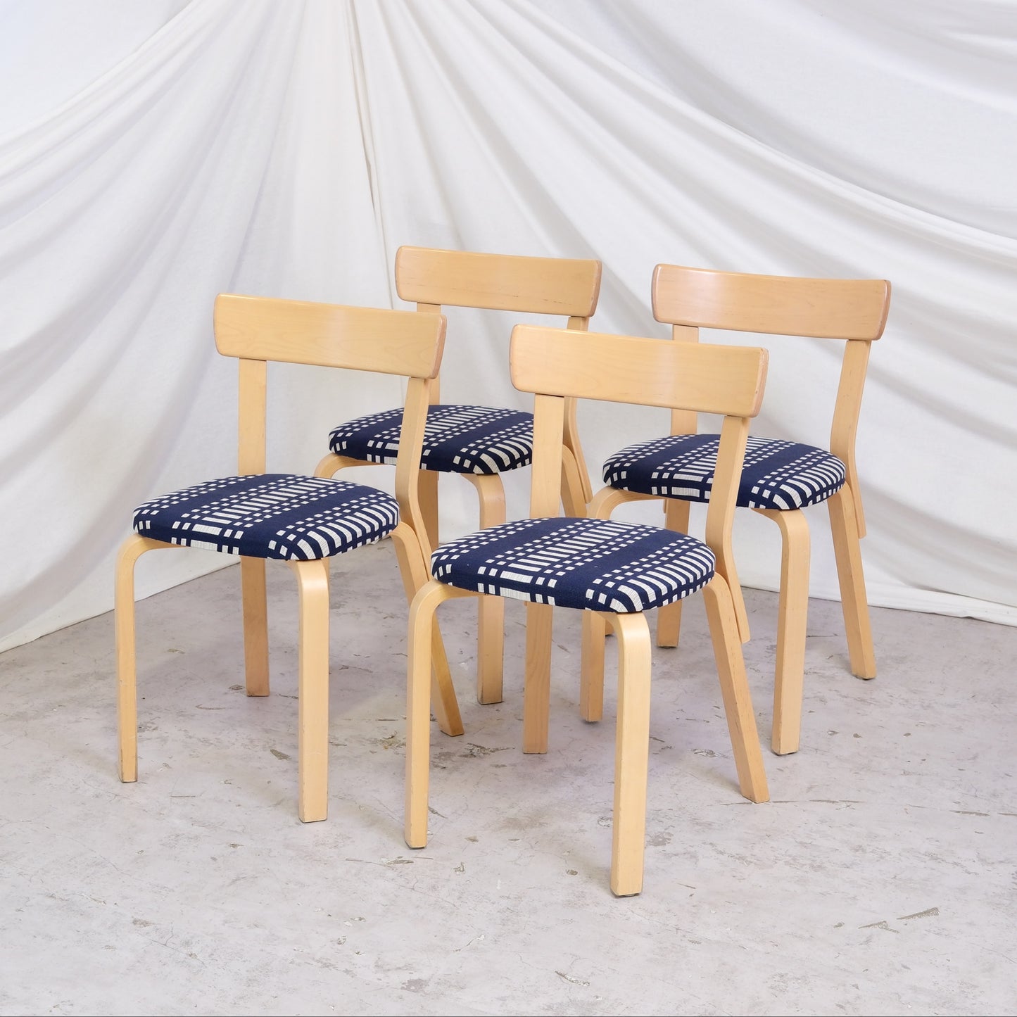 Alvar Aalto 69 -tuolisarja Johanna Gullichsen -verhoilulla