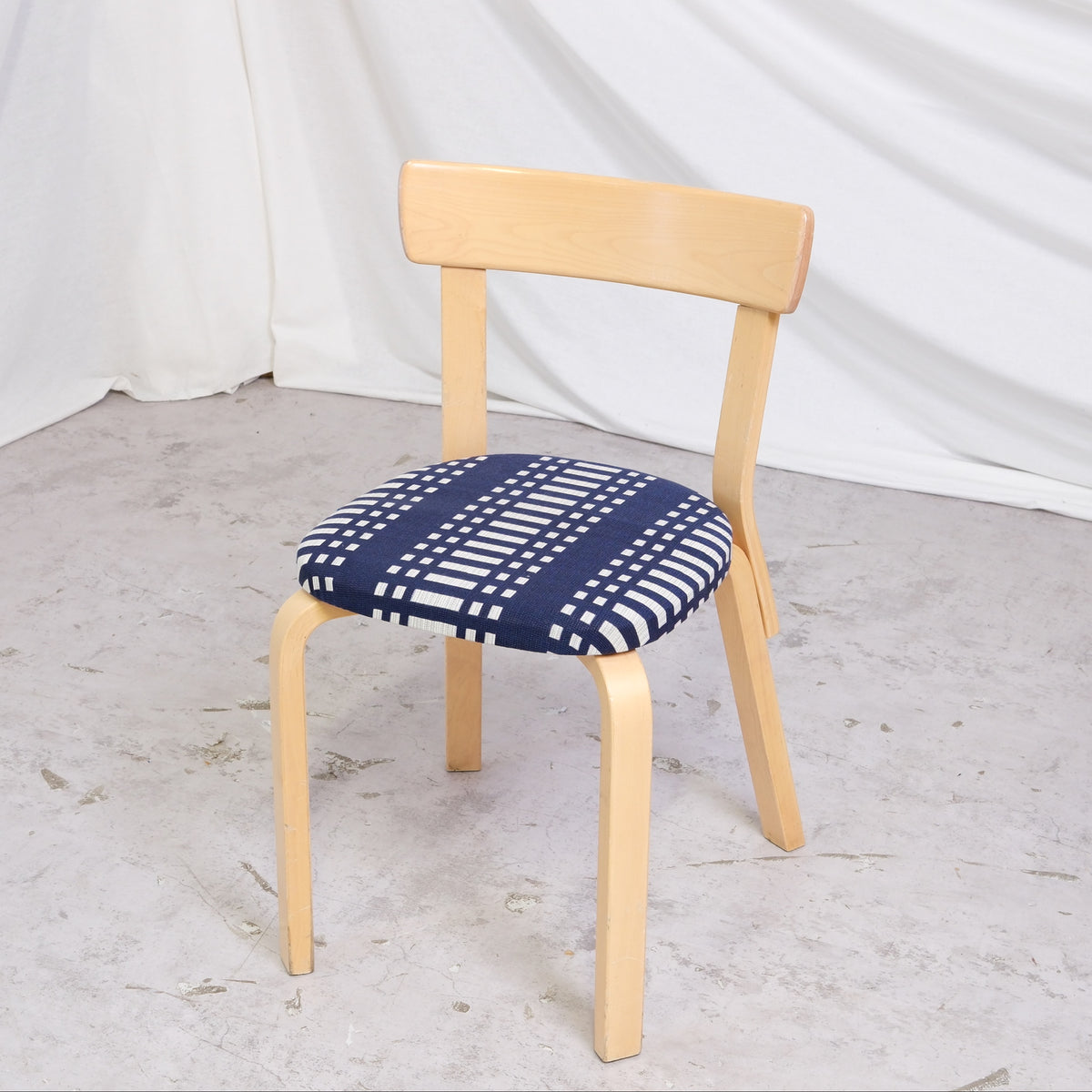 Alvar Aalto 69 -tuolisarja Johanna Gullichsen -verhoilulla