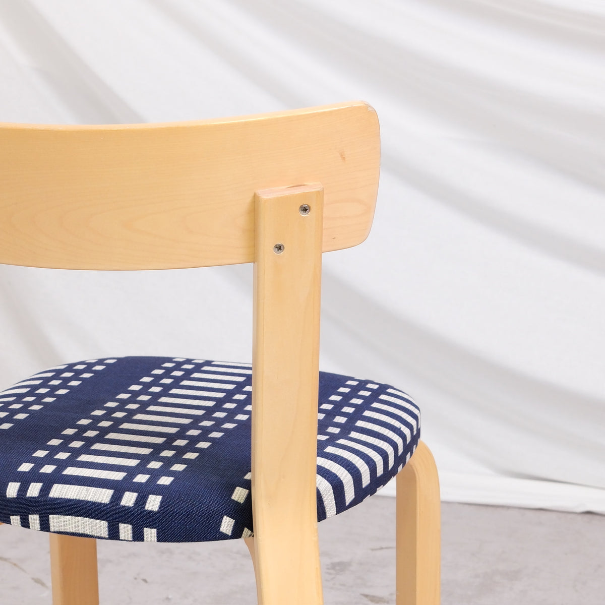 Alvar Aalto 69 -tuolisarja Johanna Gullichsen -verhoilulla