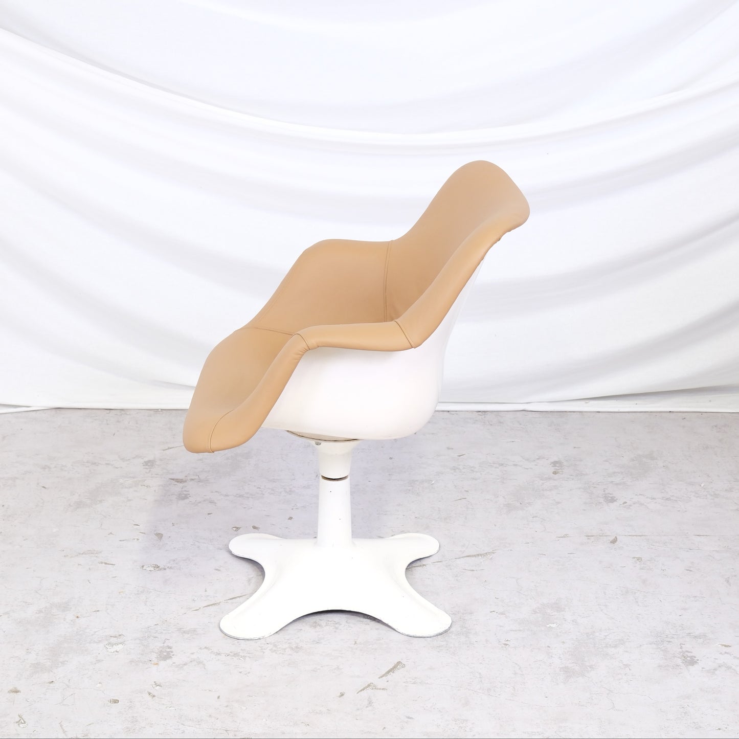 Yrjö Kukkapuro Junior 416 -tuoli, beige nahka, valmistaja Haimi