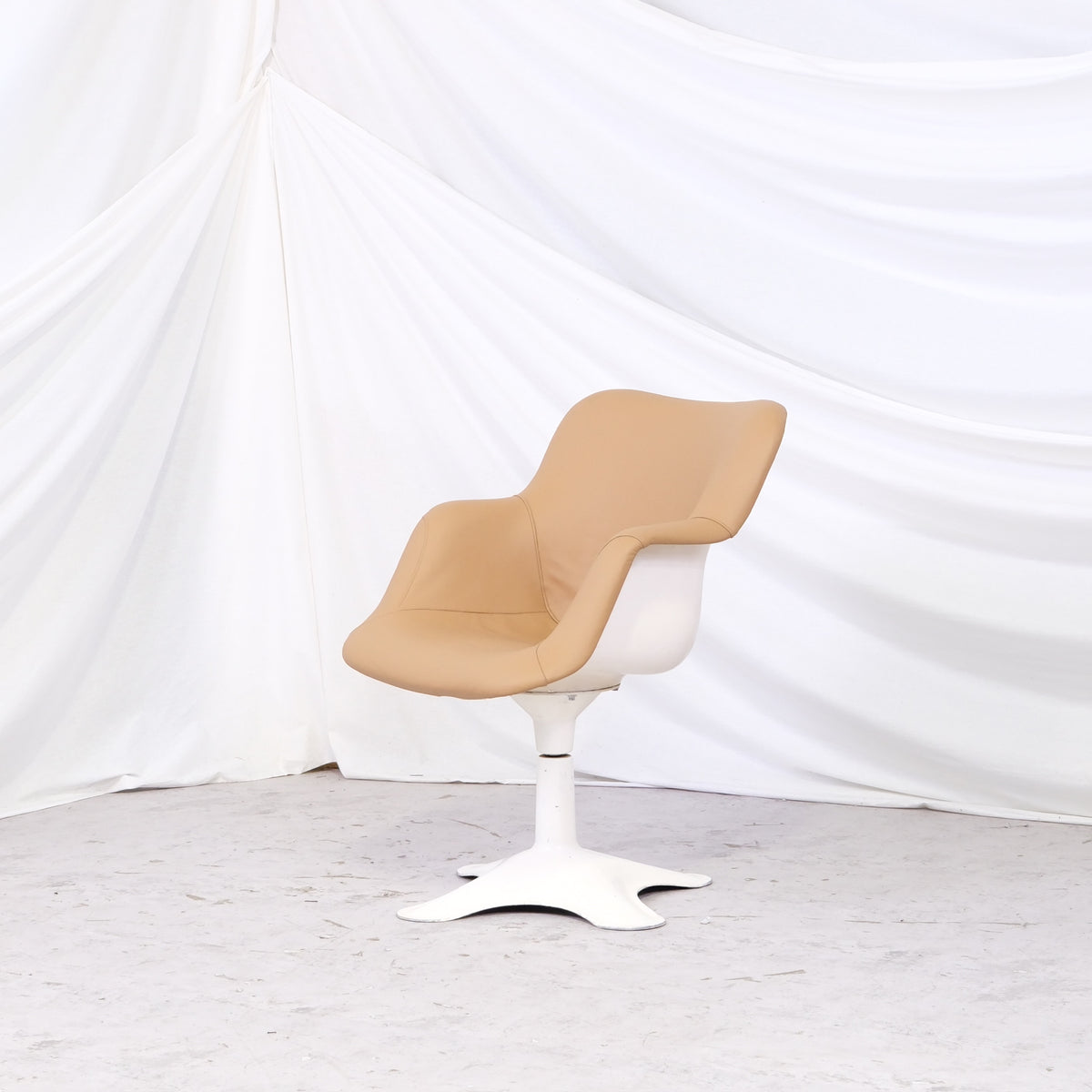 Yrjö Kukkapuro Junior 416 -tuoli, beige nahka, valmistaja Haimi