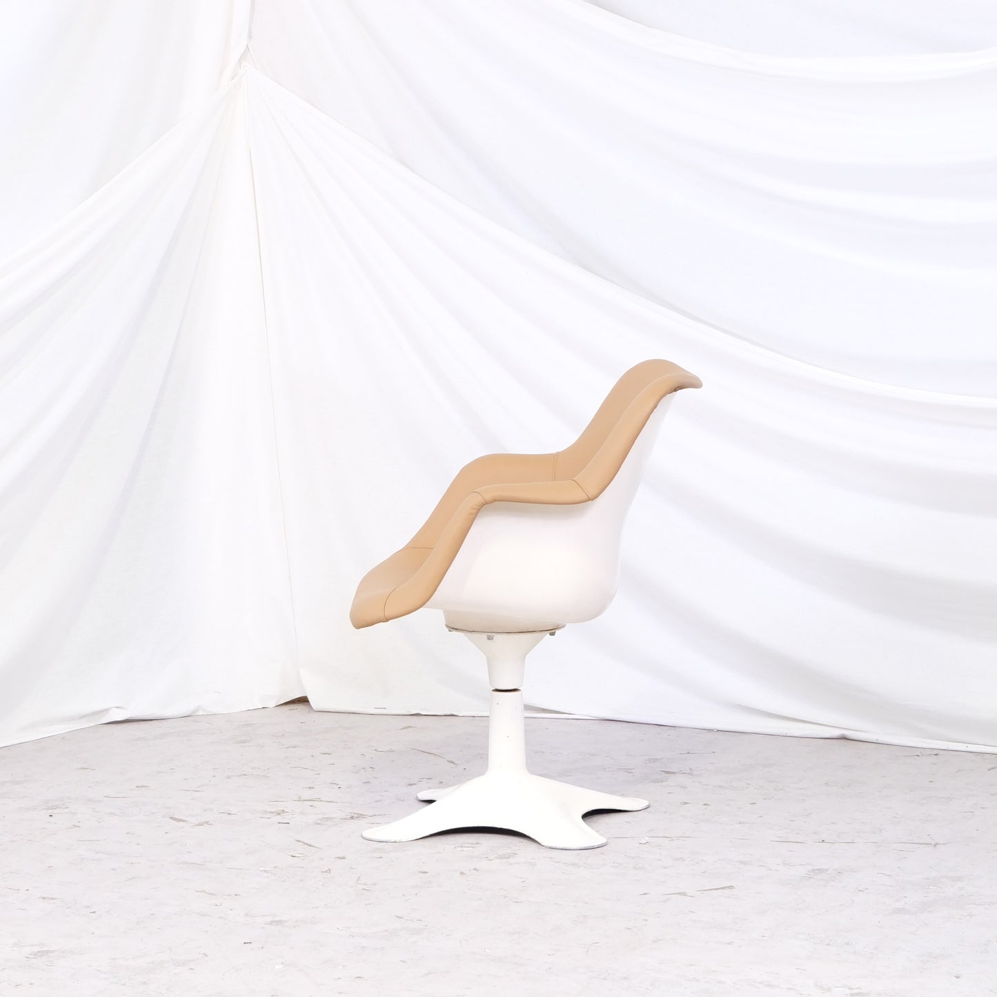 Yrjö Kukkapuro Junior 416 -tuoli, beige nahka, valmistaja Haimi