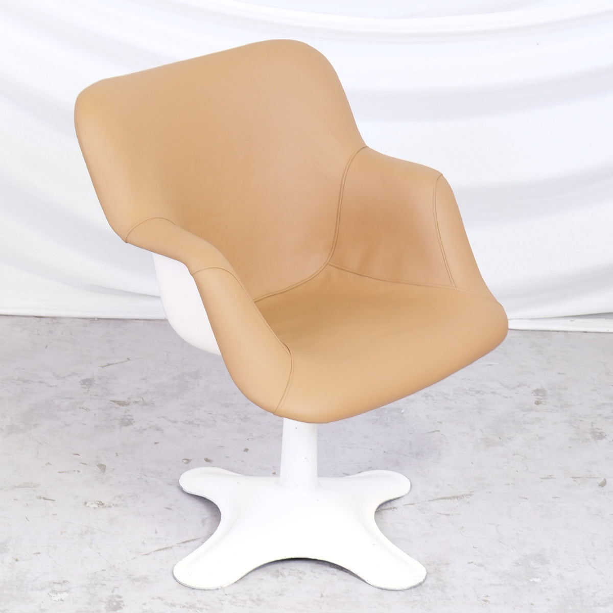 Yrjö Kukkapuro Junior 416 -tuoli, beige nahka, valmistaja Haimi