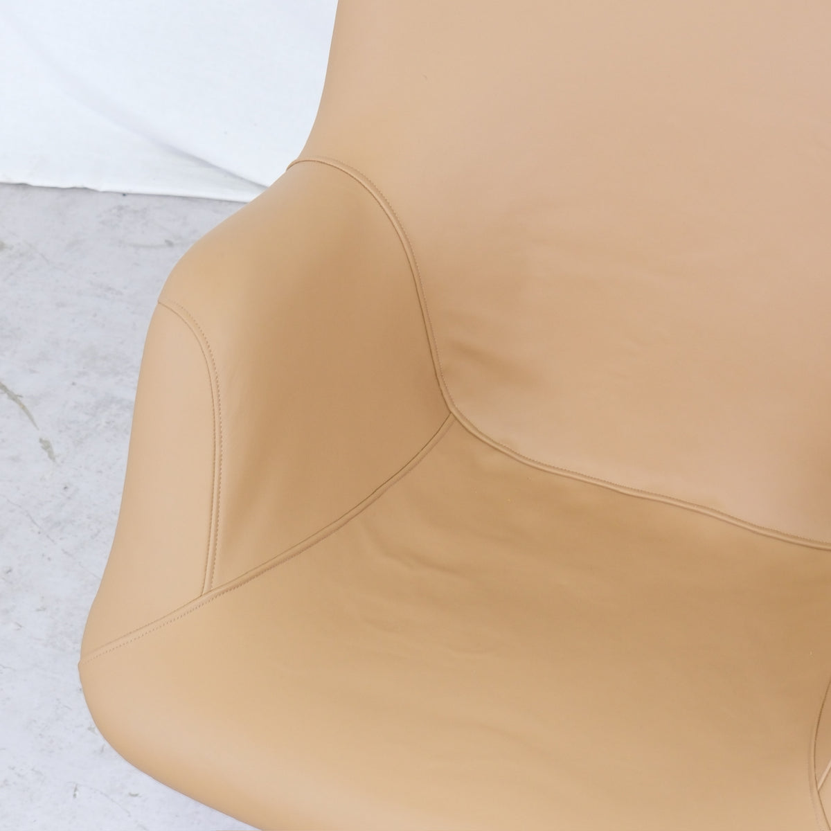 Yrjö Kukkapuro Junior 416 -tuoli, beige nahka, valmistaja Haimi