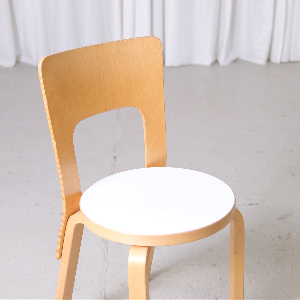Alvar Aalto 66 -tuolit valkoisilla laminaatti-istuimilla, valmistaja Artek