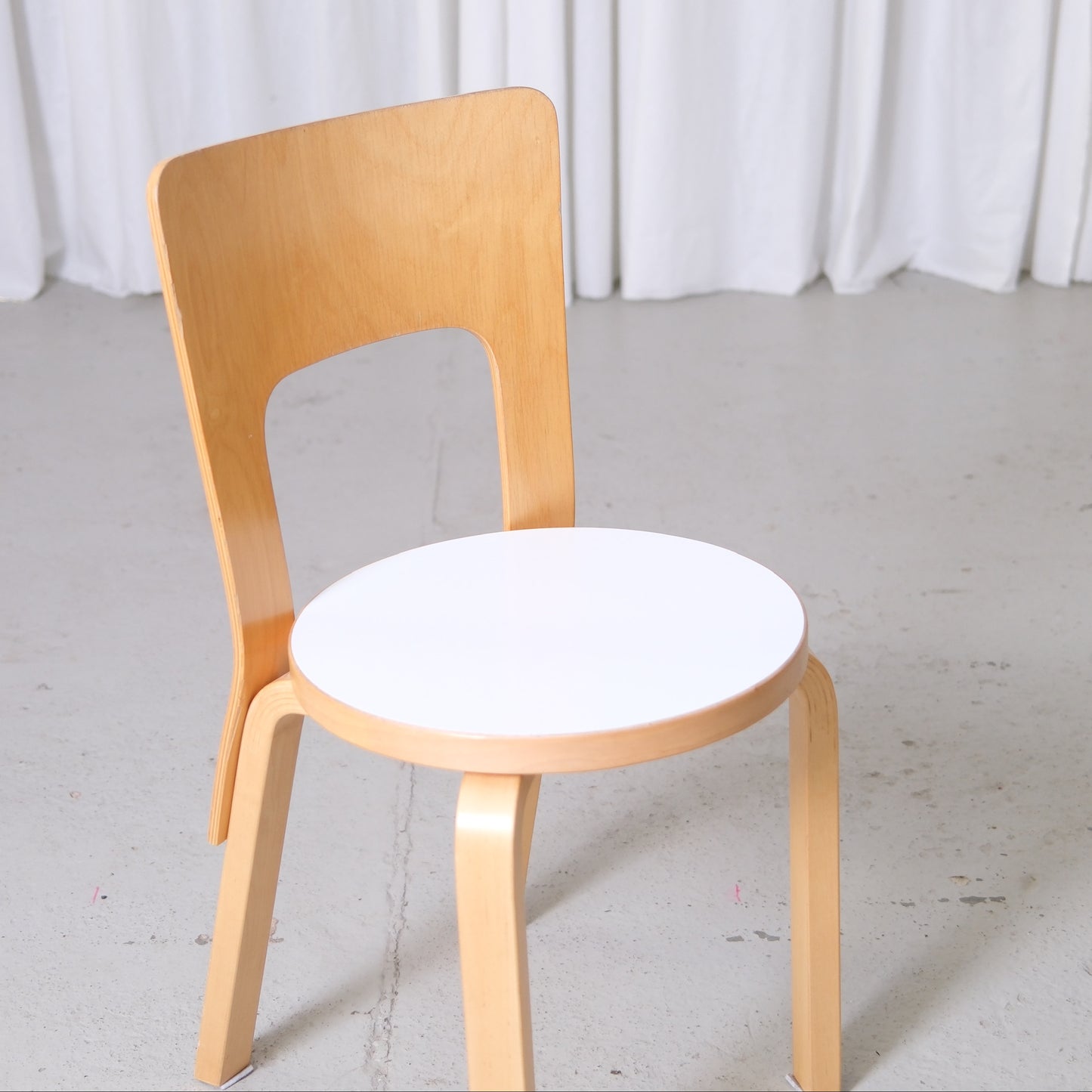 Alvar Aalto 66 -tuolit valkoisilla laminaatti-istuimilla, valmistaja Artek