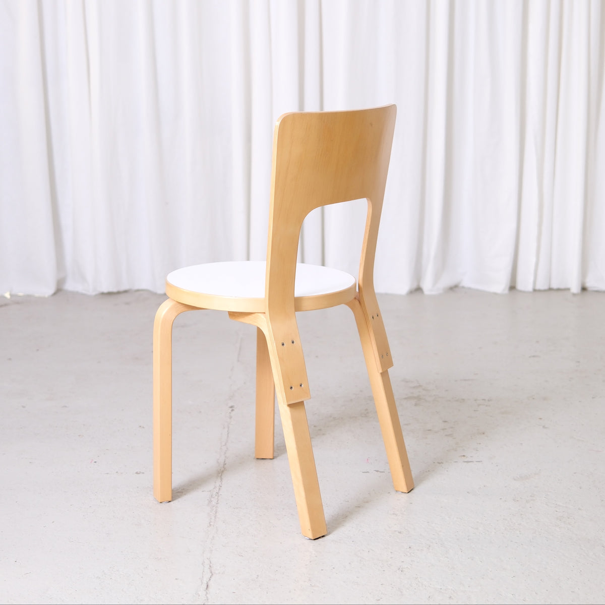 Alvar Aalto 66 -tuolit valkoisilla laminaatti-istuimilla, valmistaja Artek