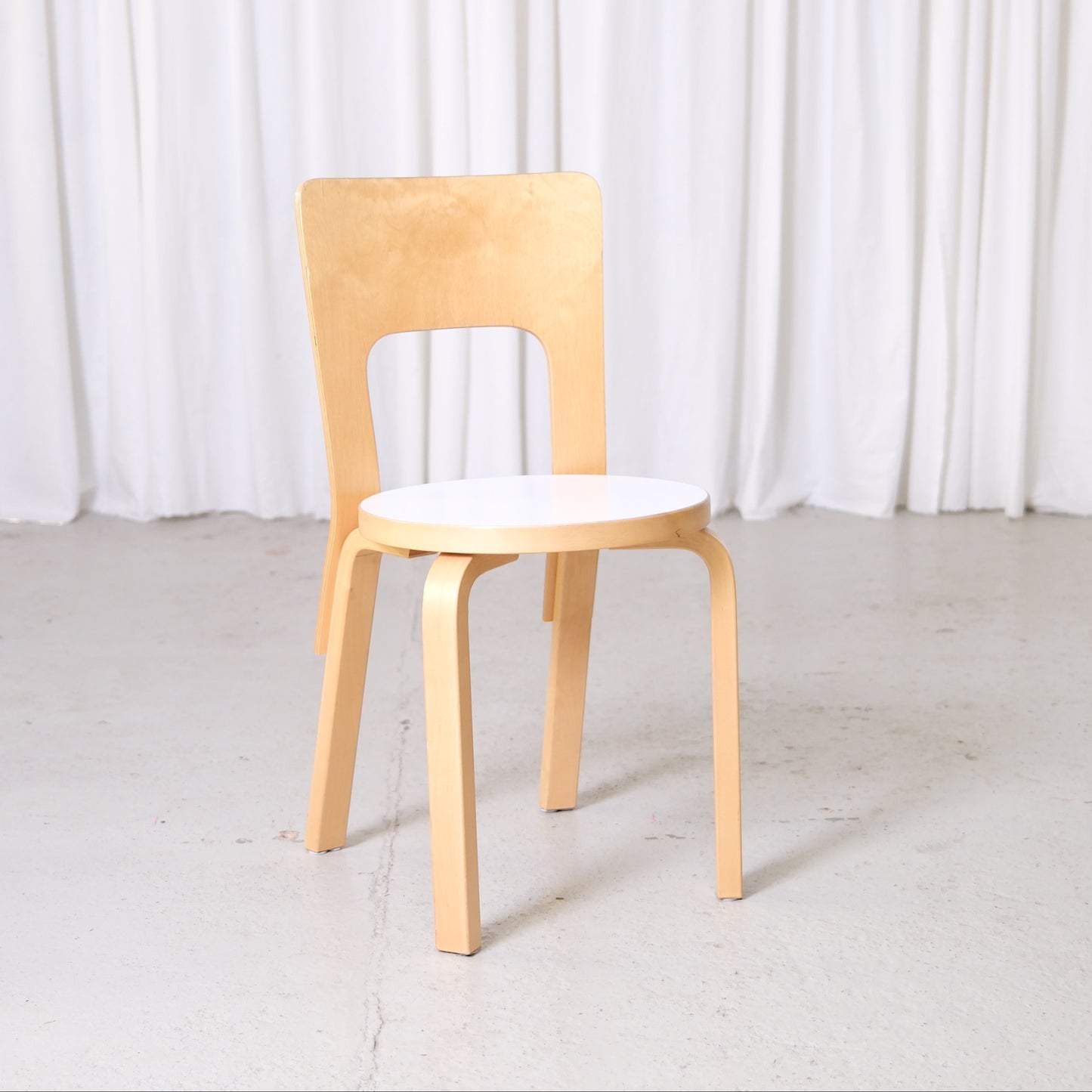 Alvar Aalto 66 -tuolit valkoisilla laminaatti-istuimilla, valmistaja Artek