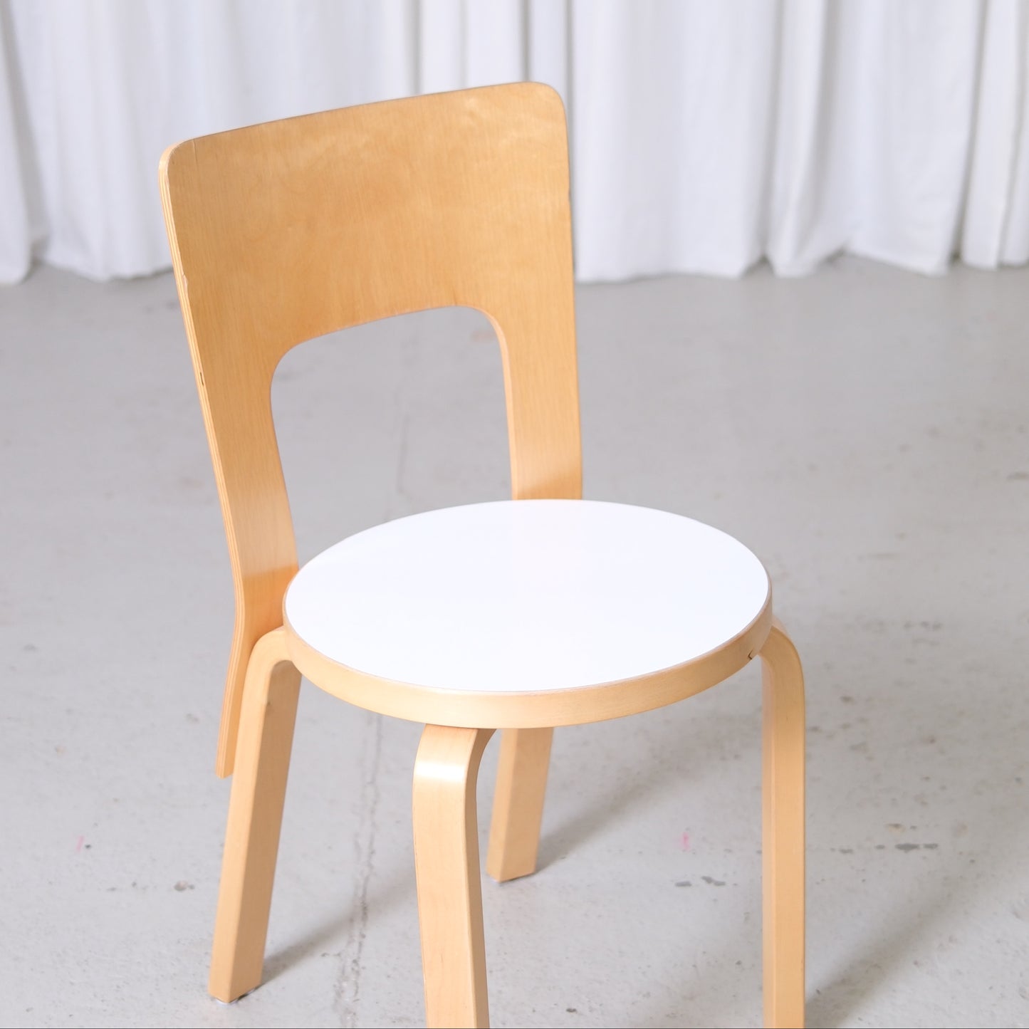Alvar Aalto 66 -tuolit valkoisilla laminaatti-istuimilla, valmistaja Artek