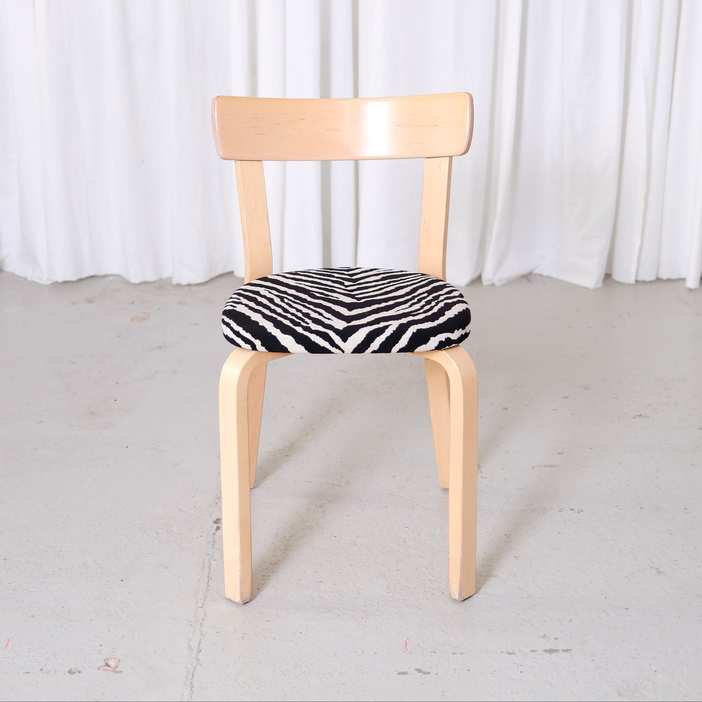 Alvar Aalto 69 -koivutuoli, valmistaja Artek, Zebra-verhoilu