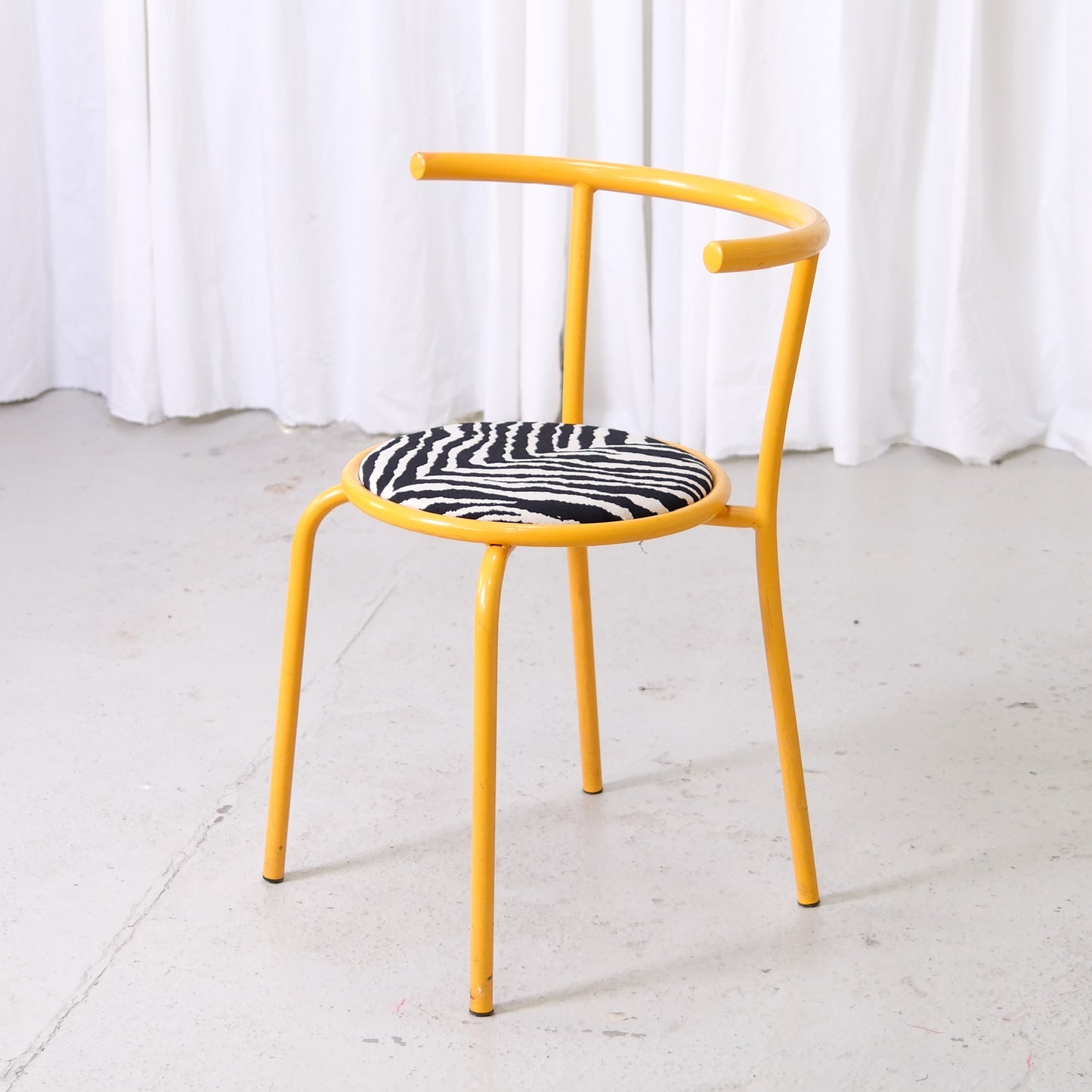 Keltaiset vintage Zebra -tuolit