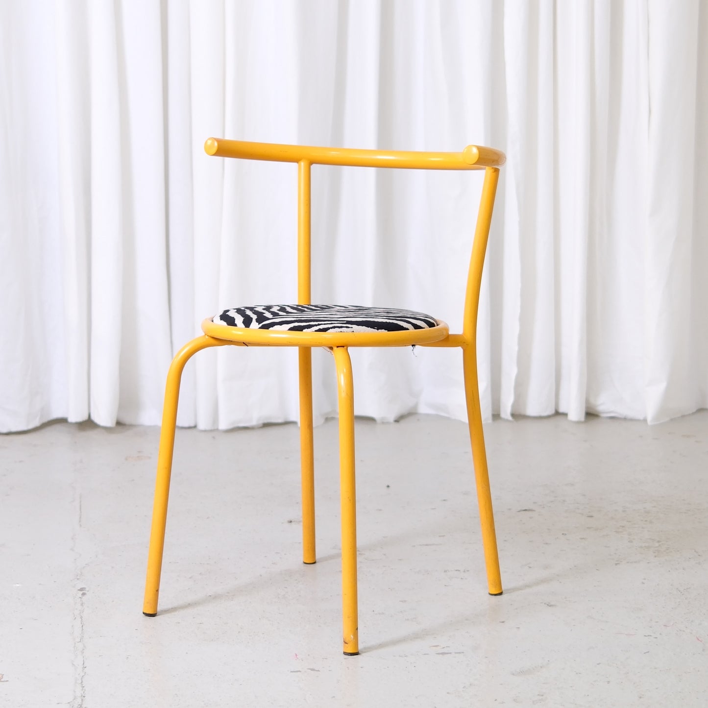 Keltaiset vintage Zebra -tuolit