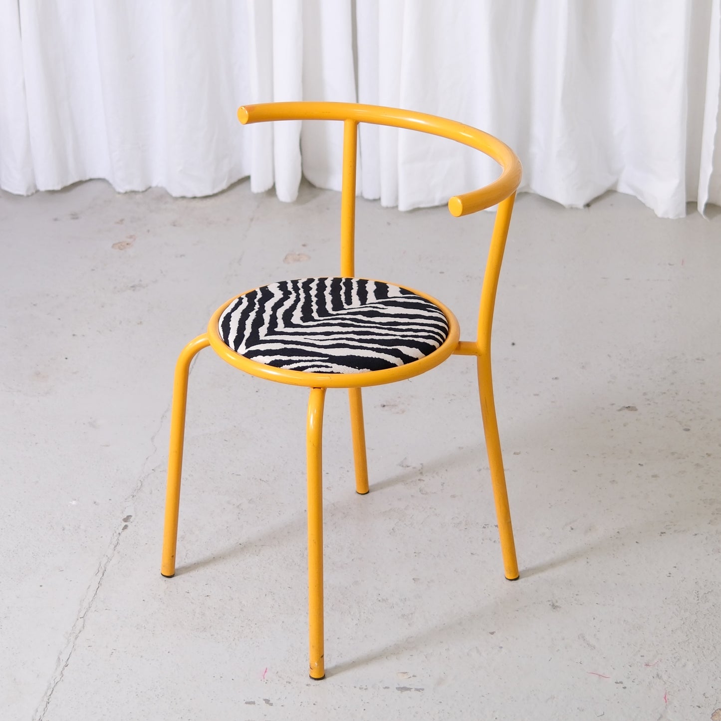 Keltaiset vintage Zebra -tuolit