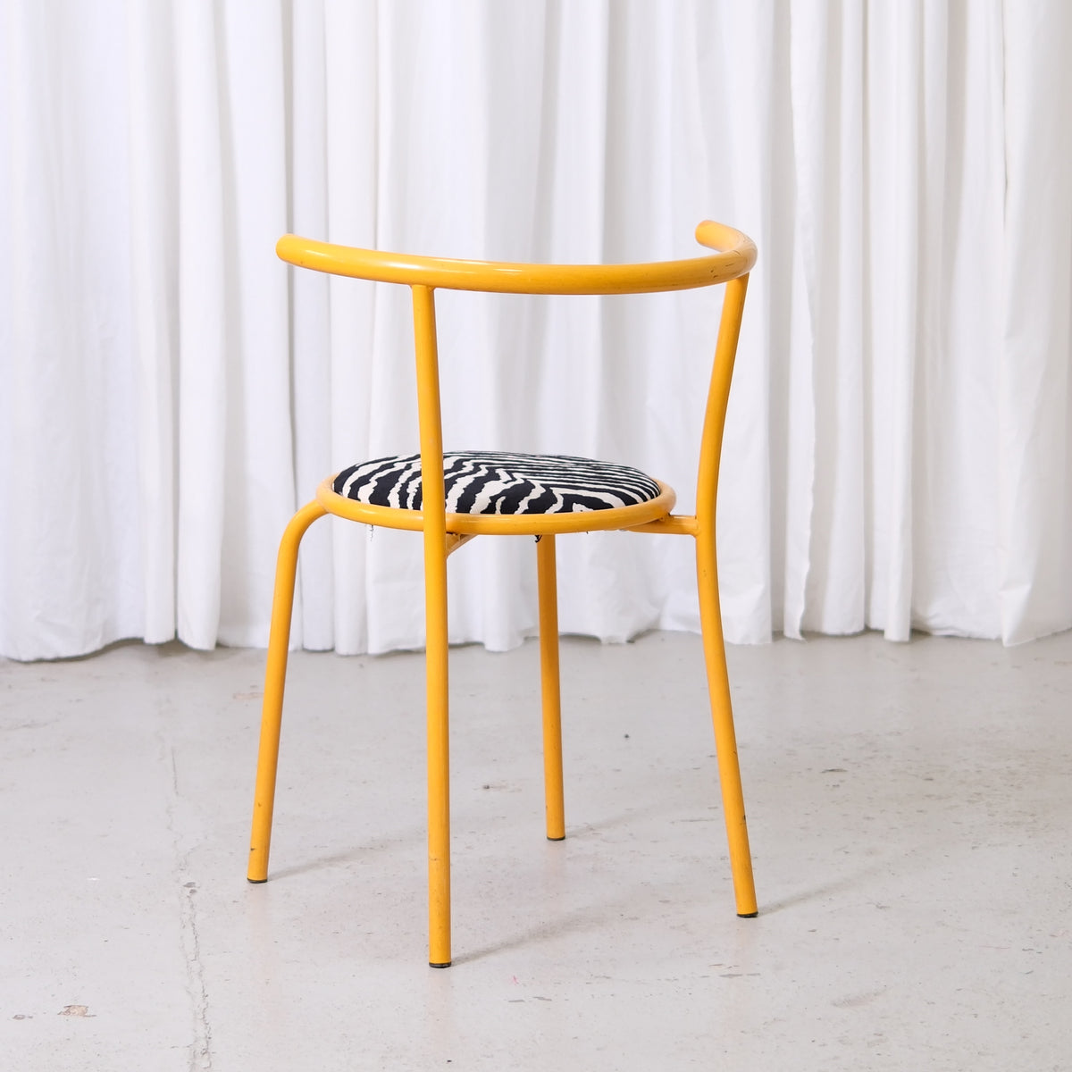 Keltaiset vintage Zebra -tuolit