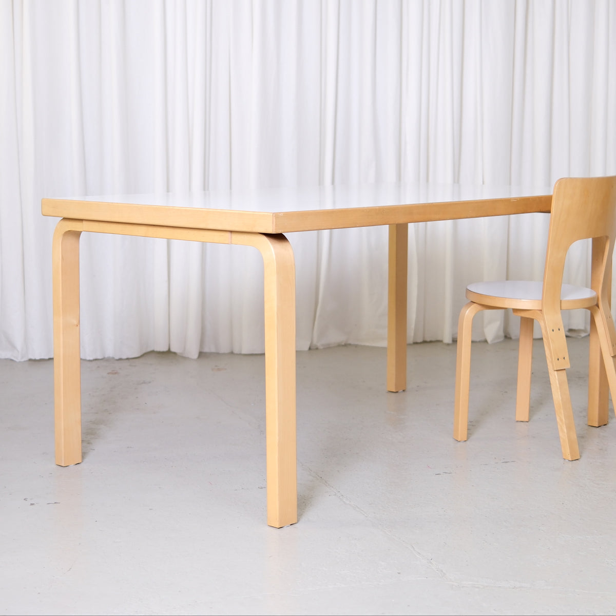 Alvar Aalto 82A -pöytä, valmistaja Artek, valkoinen laminaatti
