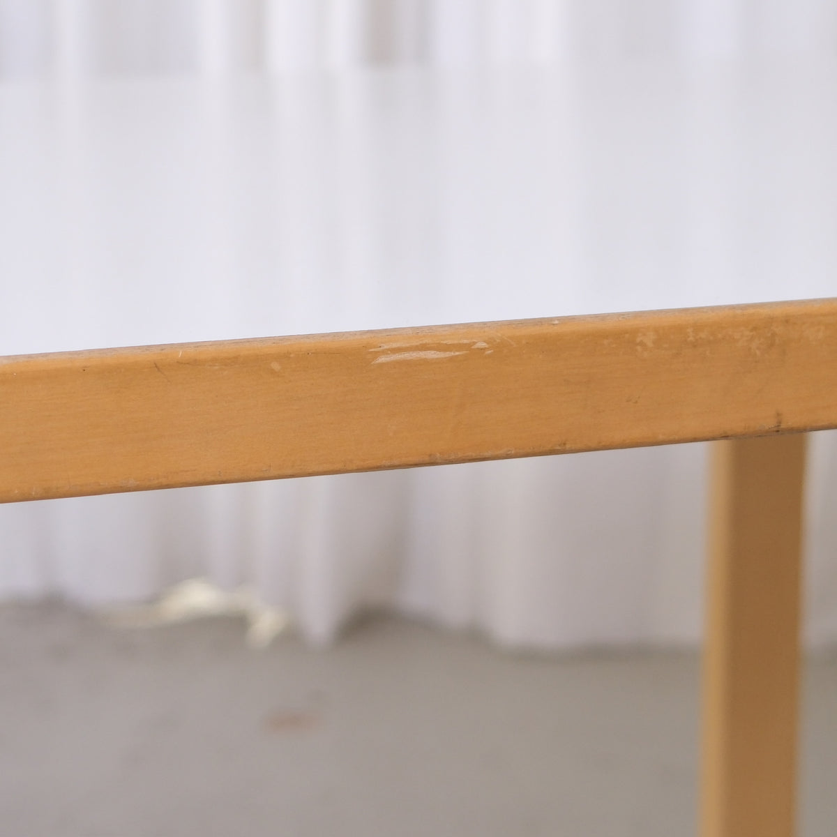 Alvar Aalto 82A -pöytä, valmistaja Artek, valkoinen laminaatti
