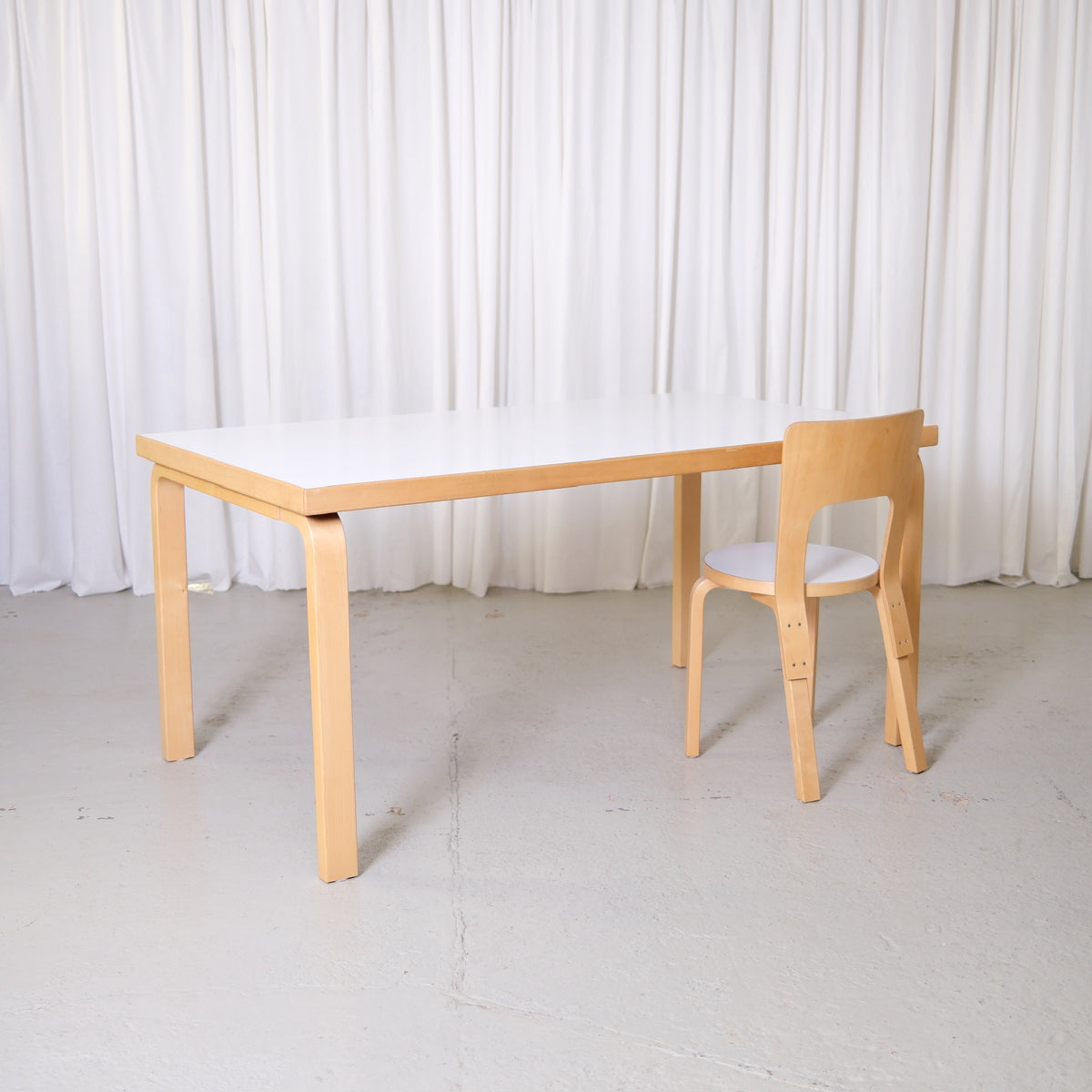 Alvar Aalto 82A -pöytä, valmistaja Artek, valkoinen laminaatti