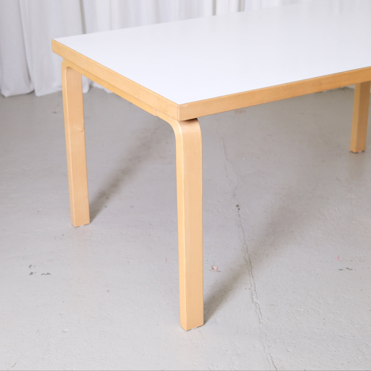 Alvar Aalto 82A -pöytä, valmistaja Artek, valkoinen laminaatti