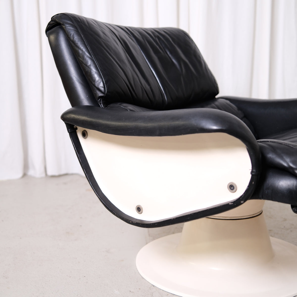 Yrjö Kukkapuro Saturnus Lounge Chair in Black Leather