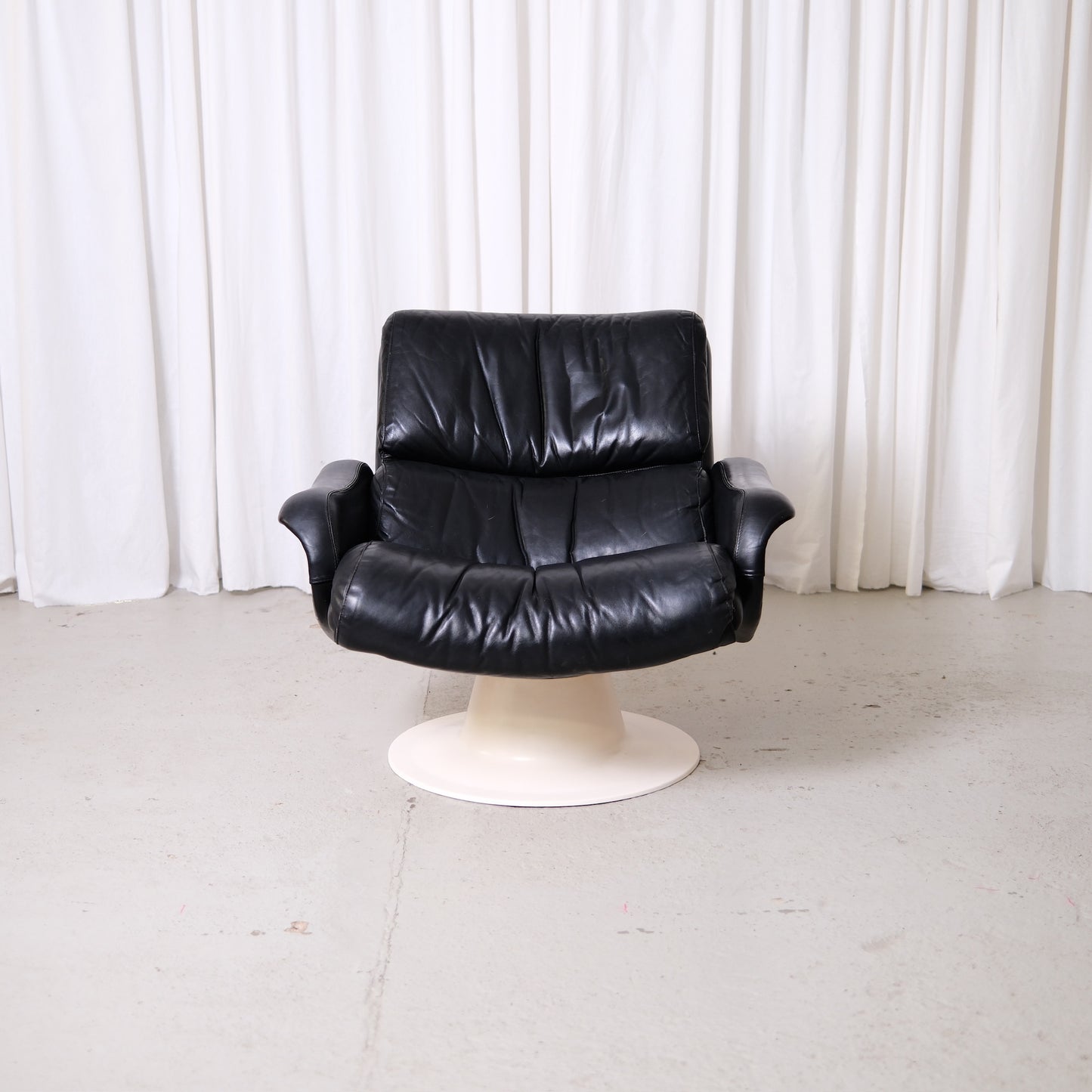 Yrjö Kukkapuro Saturnus Lounge Chair in Black Leather