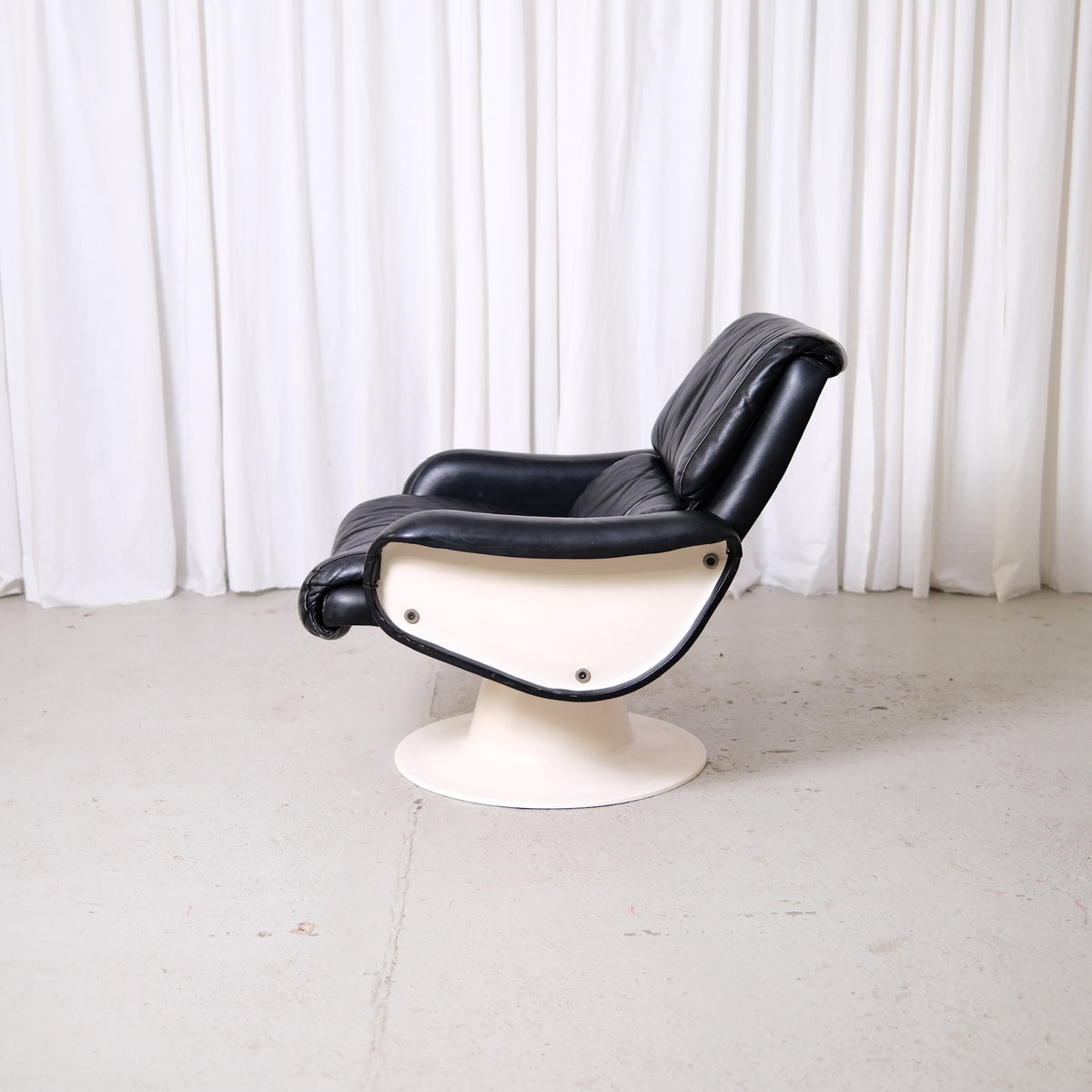 Yrjö Kukkapuro Saturnus Lounge Chair in Black Leather